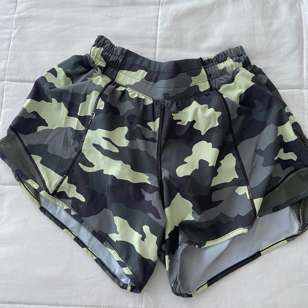 Size 2 Tall Low rise Lululemon Hotty Hot Shorts in Green Camo